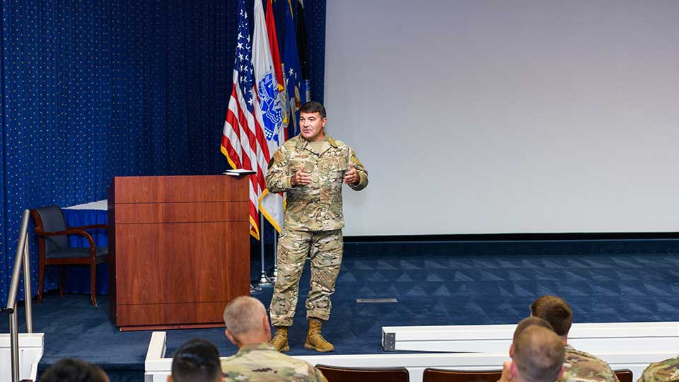 Soldiers having discussion